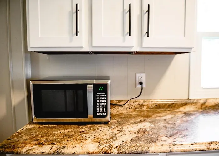 Urban Cottage: Homey & Convenient